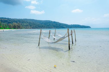 Yazın sahilde hamak, deniz kenarında dinlenmek.