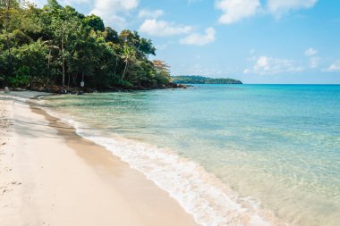 Adadaki sahilde su çok berrak.