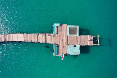 Kumsaldaki tahta köprü ve berrak mavi su, sahile git.