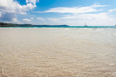 Mavi gökyüzünün altında kristal berrak turkuaz su, koh kood