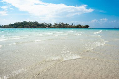 Mavi gökyüzünün altında kristal berrak turkuaz su, koh kood
