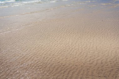 Mavi gökyüzünün altında kristal berrak turkuaz su, koh kood