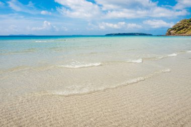 Mavi gökyüzünün altında kristal berrak turkuaz su, koh kood