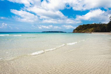 Mavi gökyüzünün altında kristal berrak turkuaz su, koh kood