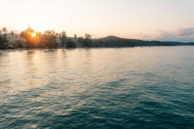 Deniz atmosferi ve gün doğumu,