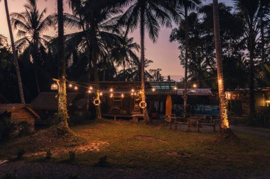 Adada geceleri ampullü palmiye ağaçları dolaşmak karadır.