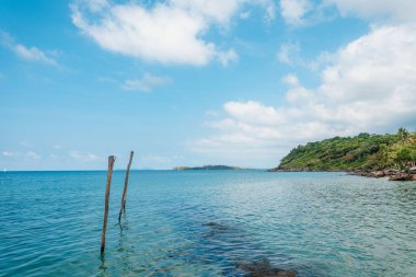 Yaz boyunca adanın kumsal manzarasının ve mavi sularının tadını çıkar..