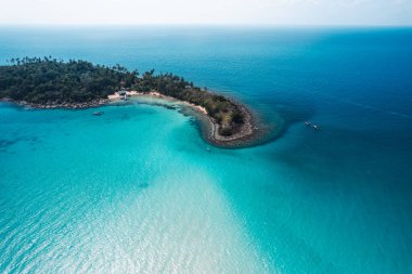 Yukarıdan tropik bir ada ve berrak mavi deniz, kohkood