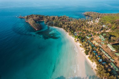 Sabahları sakin bir adada kumsal ve hindistan cevizi ağaçları, hava manzarası...