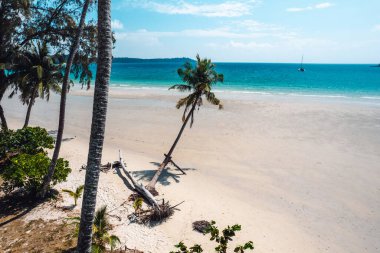 Güzel plajlar ve adanın açık mavi denizi. Yaz günü, yüksek açı.