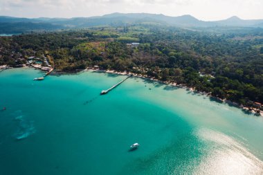 Tropik bir adada körfez ve mavi deniz, yukarıda şekillenir, bang bao bay kohkood