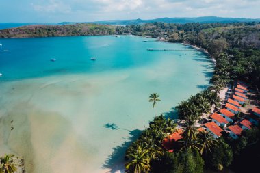 Tropik bir adada körfez ve mavi deniz, yukarıda şekillenir, bang bao bay kohkood