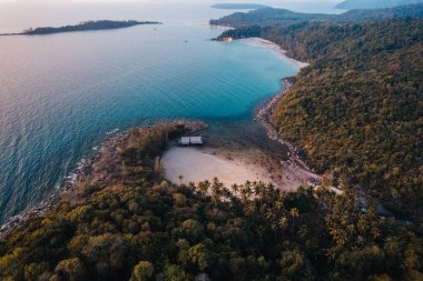 Adanın deniz ve körfezi alacakaranlıkta oluşur.