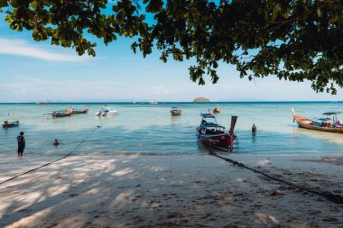 Koh Lipe sahilinde tahta tekne, uzun kuyruk teknesi.