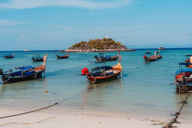 Koh Lipe sahilinde tahta tekne, uzun kuyruk teknesi.