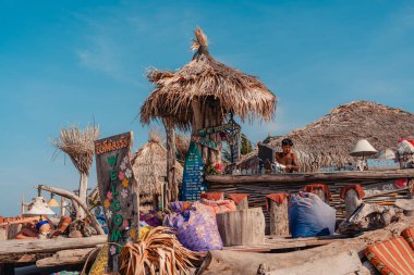 Koh Lipe 'deki sahilde bir barda.