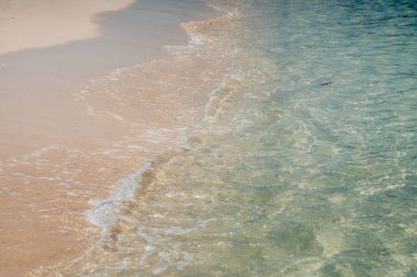 Güzel plajlar ve Koh Lipe 'deki berrak mavi sular.