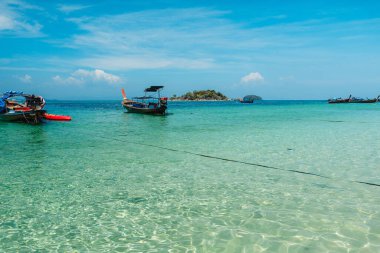 Güzel plajlar ve Koh Lipe 'deki berrak mavi sular.