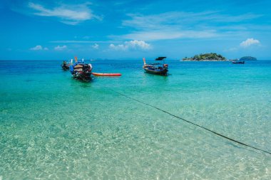 Güzel plajlar ve Koh Lipe 'deki berrak mavi sular.