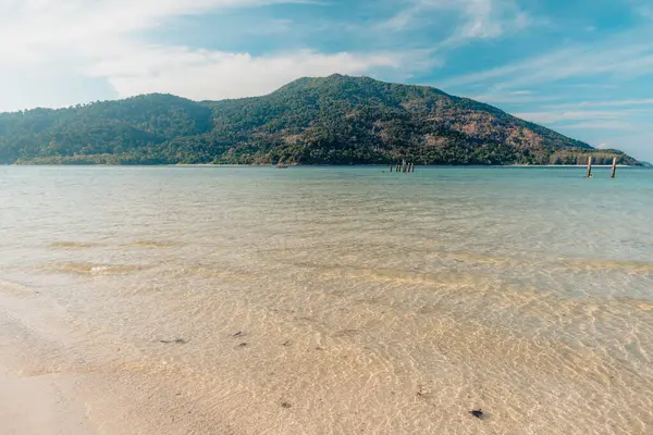 Tropikal bir adada açık deniz, deniz arka planı.