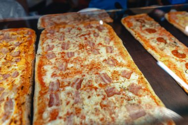 Pizza, Walking Caddesi 'ndeki bir dükkanın önünde satılıyor.