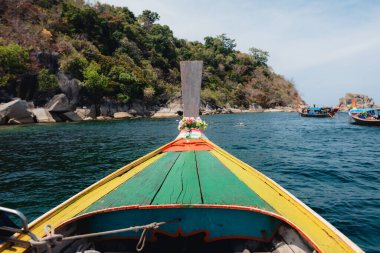 Uzun kuyruklu bir tekneyle, çeşitli adalarda şnorkelle yüzmeye gidin..