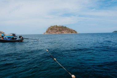 Uzun kuyruklu bir tekneyle, çeşitli adalarda şnorkelle yüzmeye gidin..