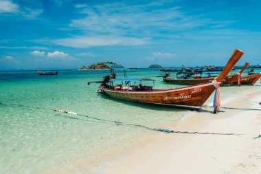 Uzun kuyruklu tekne, adanın sahilinde ahşap tekne.