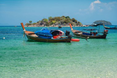 Uzun kuyruklu tekne, adanın sahilinde ahşap tekne.