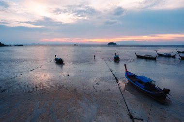 Sabah yağmurdan önce ada ve sahil