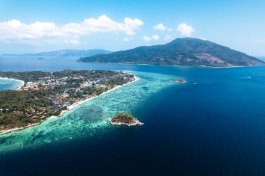 Tropikal ada ve mavi denizde gündüz görüş açısı, koh lipe