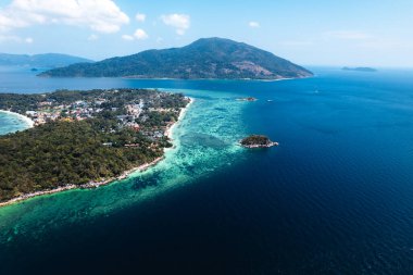 Tropikal ada ve mavi denizde gündüz görüş açısı, koh lipe