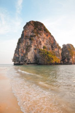 Akşamları kayalık dağları olan Railay Plajı, tatil deniz manzarası