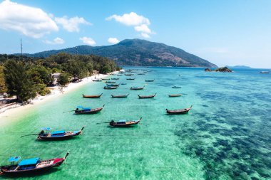 Tropikal ada Koh Lipe 'deki uzun kuyruklu tekne ve sahil manzarası.