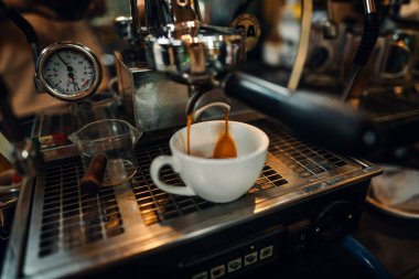 Taze espresso makineden dökülüyor.
