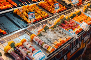 Sokak yemeklerinde satılık deniz ürünleri barbeküsü şişleri, Gece Marketi yengeci