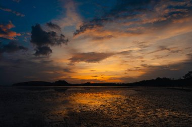 Sakin plaj ve temiz gökyüzü Ao Nang 'da akşam, Krabi