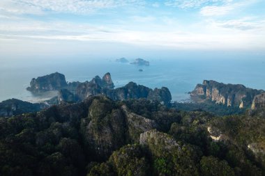 Kayalık dağlar ve okyanus kuşbakışı. Railay Sahilinde