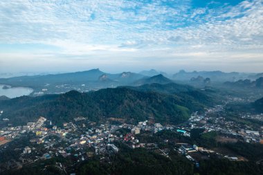 Şehrin havadan görünüşü ve Ao Nang dağları, Krabi