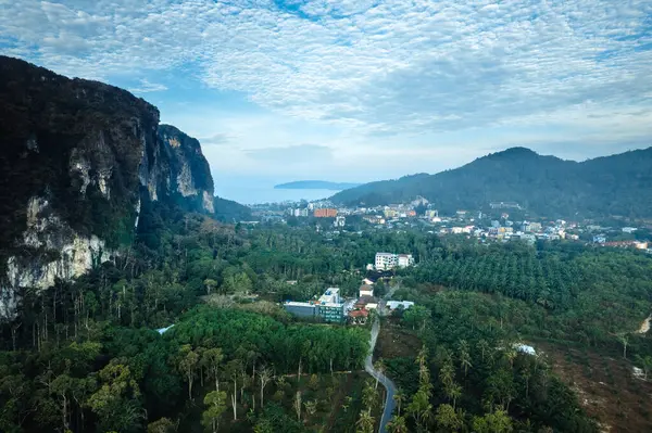 Şehrin havadan görünüşü ve Ao Nang dağları, Krabi