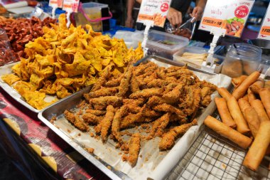 Krabi ilinin Ao Nang şehrindeki yerel markette yiyecek.