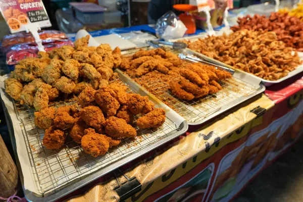 Krabi ilinin Ao Nang şehrindeki yerel markette yiyecek.