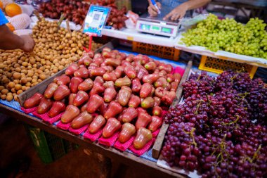 Yerel pazarlarda satılık üzüm ve meyveler, kırmızı üzümler