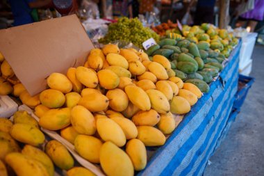 Yol kenarındaki markette olgun mangolar. 
