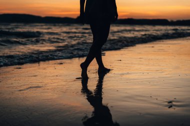 Akşamları sahilde yürüyen ayaklar.