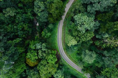 Hava manzaralı güzel kavis yolu yağmur mevsiminde yeşil orman üzerinde