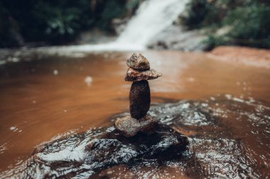 Denge konsepti: Doğal bir derede istiflenmiş taşlar, barışçıl.