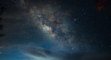 Gece gökyüzündeki gökyüzü ve galaksiler güzel, güzel gece gökyüzü ve galaksileridir.