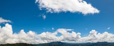 Güzel mavi gökyüzü ve beyaz bulutlar ve dağlar