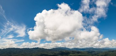 Güzel mavi gökyüzü ve beyaz bulutlar ve dağlar